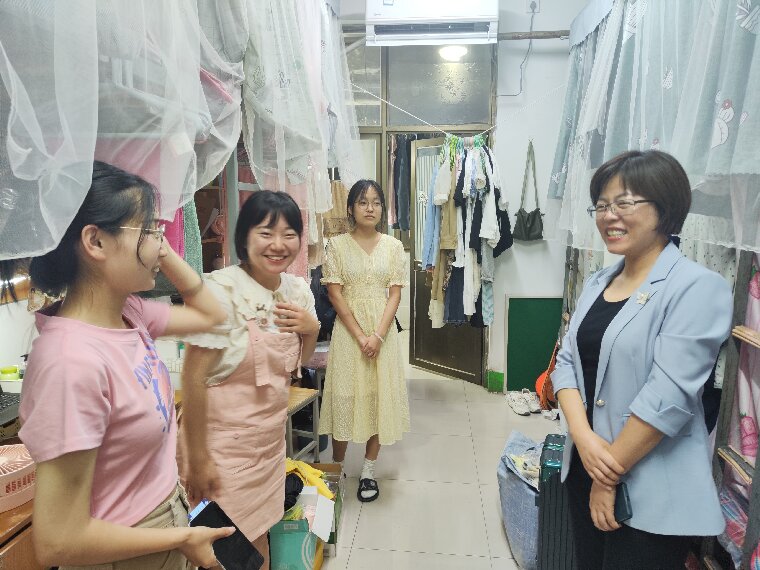 小黄书
深入毕业生宿舍慰问走访1（彩虹）0.jpg
